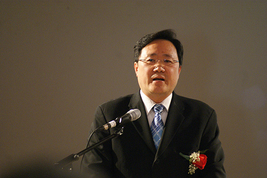 김종훈 목사가 설교하고 있다.