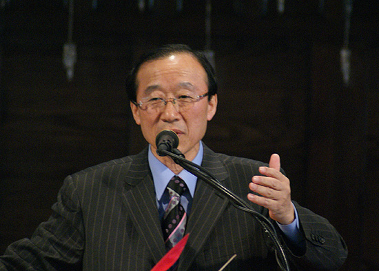 박성원 목사가 설교하고 있다.