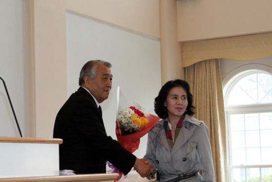 신임회장 김용해 목사(좌)가 축하공연을 펼친 이정은 사모에게 감사의 꽃다발을 전달하고 있다.
