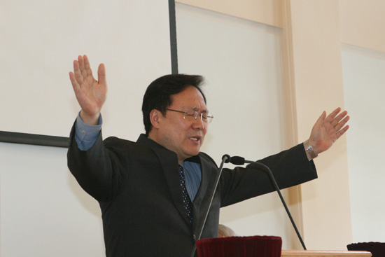축도하는 김종훈 목사