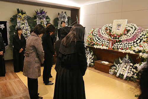연세대 세브란스병원에서 연명치료를 중단한 후에도 201일간 살다 간 김모 씨의 지난 2010년 장례 모습