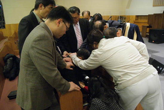 RCA  연합성회 시작 전 목회자들이 강사를 위해 기도하고 있다.