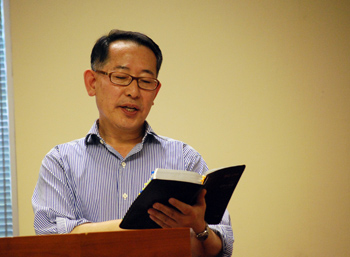 유근준 목사가 성경대학 공개강좌에서 강의하고 있다.
