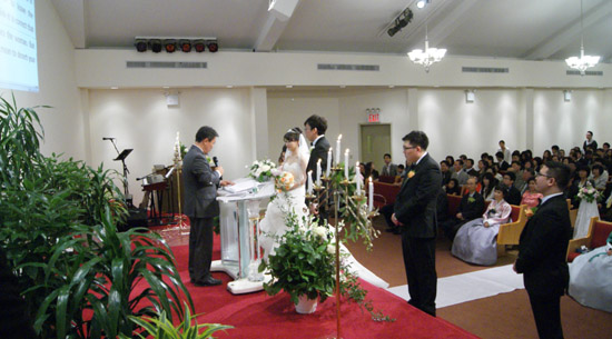 김은열 목사와 이소리 사모가 주례를 듣고 있다.