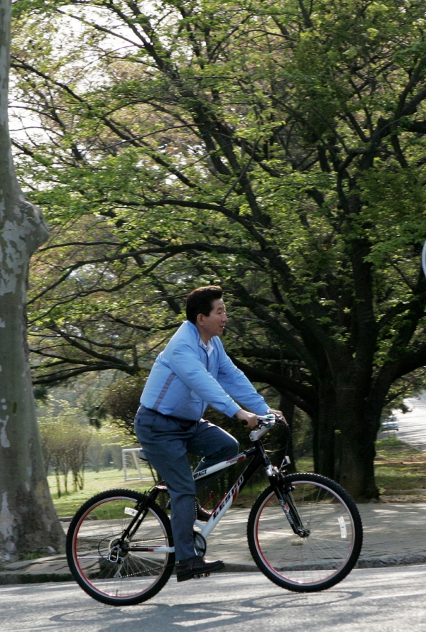자전거 타는 노무현 대통령