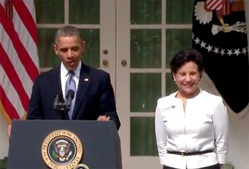 버락 오바마 대통령이 신임 상무장관으로 내정한 시카고 출신 여성 기업인 페니 프리츠커(오른쪽)를 소개하고 있다./백악관 홈페이지 캡쳐
