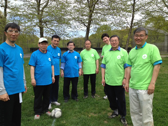 RCA소속 목회자(파란 유니폼)과 PCA 목회자(연두색 유니폼) 미니축구팀