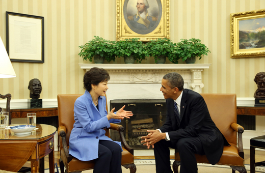 7일 오전(현지시간）백악관에서 열린 한·미정상회담에서 박근혜 대통령과 버락 오바마 미국 대통령이 밝은 표정을 짓고 있다. (사진=청와대)
