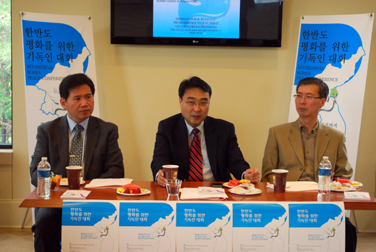 (왼쪽부터) 기자회견을 갖고 있는 한병철 목사, 김정호 목사, 김충성 목사