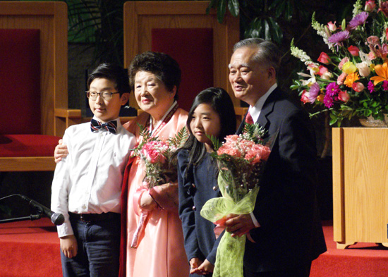안창의 목사의 명예은퇴목사 추대를 축하하며 꽃다발을 전달하고 있다.