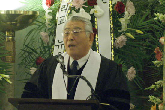 설교하는 김용해 목사. 지인식 목사가 담임을 맡고 있는 뉴욕제일감리교회 전임 목회자다.