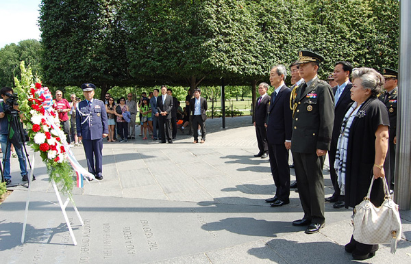 안호영 신임 주미대사가 6월 5일 부임하자마자 워싱턴DC내 한국전 참전기념공원을 방문해 헌화식을 가졌다. 