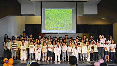 나성순복음교회 토요한글학교 종강예배 및 발표회에서 1백여명의 학생들이 단체로 노래하고 있다. 
