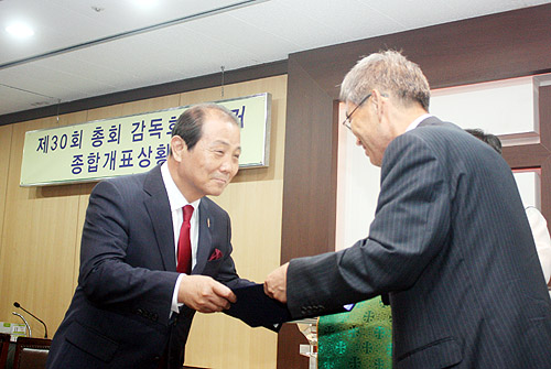 ▲전용재 감독회장 당선인(왼쪽)이 강일남 선관위원장에게서 당선증을 전달받고 있다. 