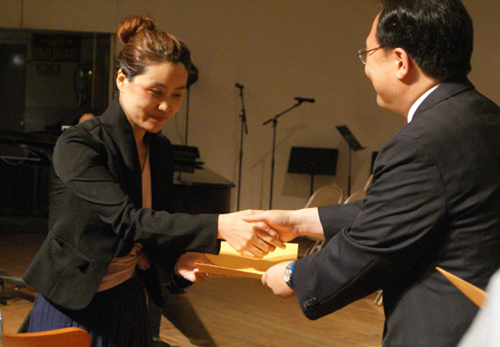 김종훈 목사가 장학금을 전달하고 있다.
