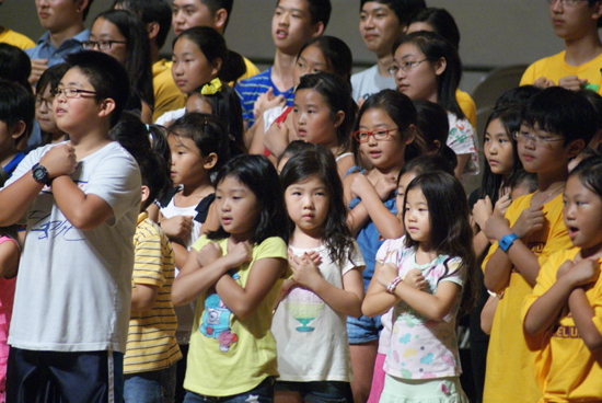 어린이할렐루야대회에 참석한 어린이들이 어른이 참석하는 본대회에서 율동과 찬양하는 시간을 가졌다.