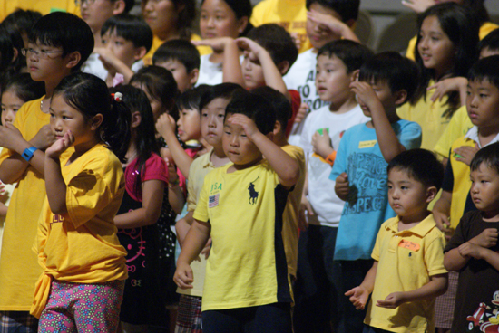 어린이할렐루야대회에 참석한 어린이들이 어른이 참석하는 본대회에서 율동과 찬양하는 시간을 가졌다.