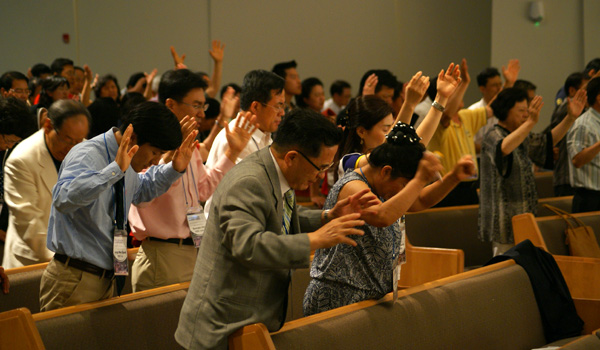 북한 주민들을 위해 기도하는 참석자들.