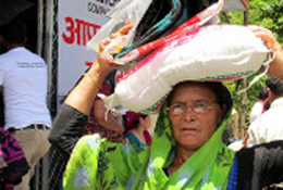 Gospel for Asia(GFA)팀이 인도 홍수 구제를 위해 구호물자를 나르고 있는 모습