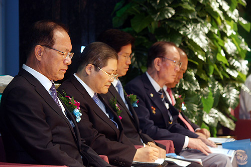 황우여 대표, 소강석 목사, 김문수 지사, 박세환 회장, 김영진 전 의원 등 주요 참석자들이 기도하고 있다. ⓒ이대웅 기자