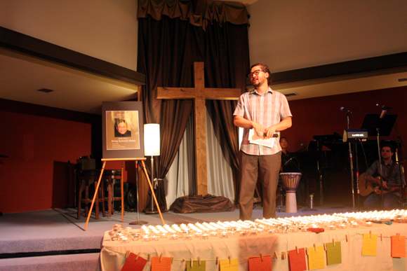 케네스 배 송환 기도 모임을 인도하는 시애틀 퀘스트교회 조유진 목사