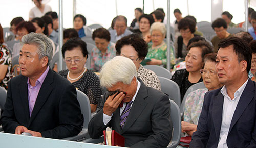 정삼지 목사는 가석방 후 첫 주일예배였던만큼, 만감이 교차하는 듯 여러 차례 손수건으로 눈물을 닦아냈다. ⓒ류재광 기자