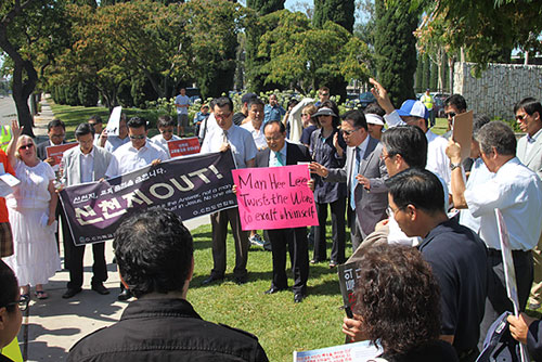 지난 해 캘리포니아 수정교회 앞에서 신천지 반대 집회를 하는 엘에이 지역 목회자들. 