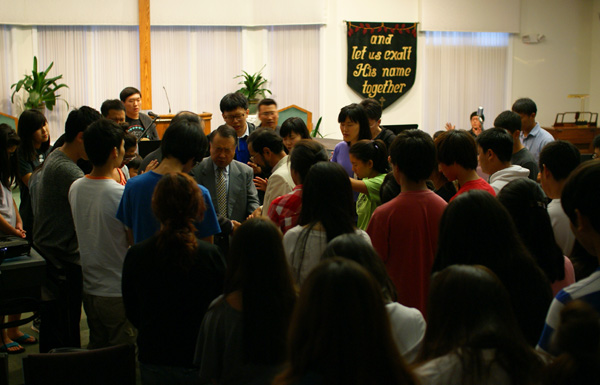 학생들이 목회자들을 위해 기도하는 시간도 가졌다.