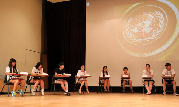 모의 유엔 총회에 참석해 열띤 토론을 펼치고 있는 참가자들.