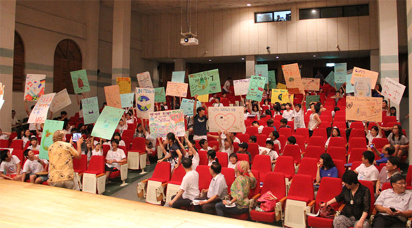 유엔 MDGs 캠페인 운동을 전개하고 있는 참가자들.