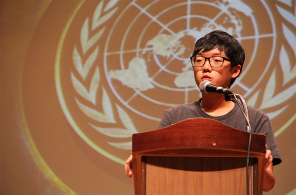 유엔 영어 스피치대회에서 연설을 하고 있는 한 참가자.