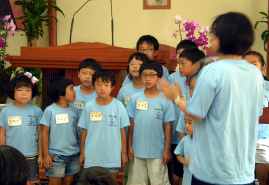 선정남 사모가 가르친 아이들이 그동안 배운 영어 노래를 발표했다.