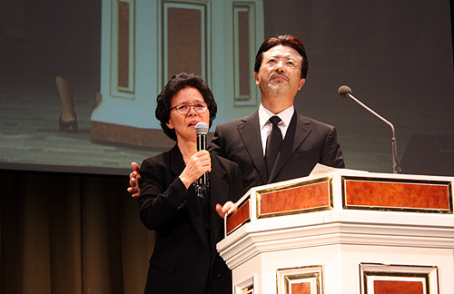 오정현 목사(오른쪽)가 울먹이는 김영순 사모를 안으며 그를 진정시키고 있다. ⓒ김진영 기자