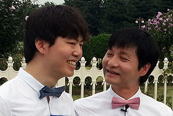 지난달 국회 앞에서 ‘동성 결혼식’ 발표 기자회견을 하고 있는 김승환(왼쪽)-김조광수 감독