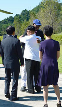 김정은은 방북기간 로드먼과 포옹하며 친분을 과시했다.
