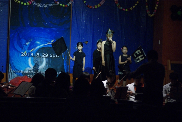 선한목자아카데미의 여름캠프 종강식으로 진행된 뮤지컬 마술피리 공연 장면.