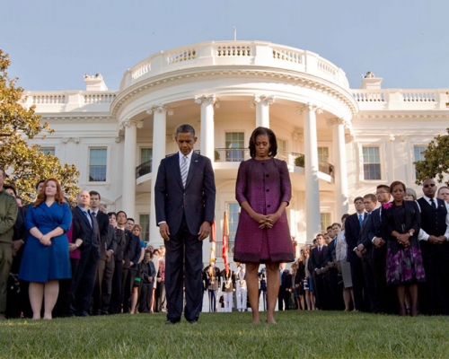 버락 오바마 대통령과 미셸 오바마 여사가 백악관 남쪽 뜰에서 9·11테러 희생자들을 위해 묵념하고 있는 모습. ⓒ백악관.