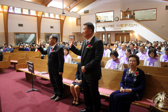 훼더럴웨이 선교교회 임직감사예배에서 서약하는 오규복, 임종일 장로