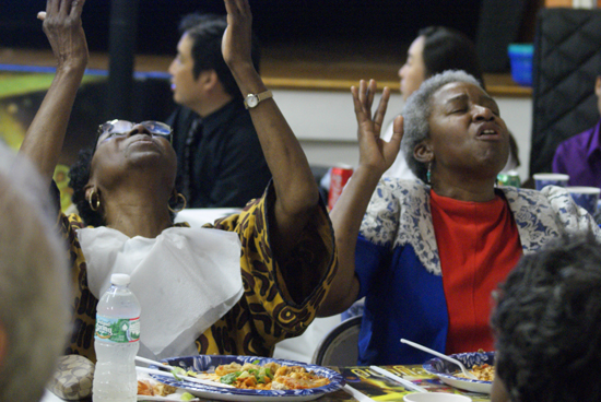 인도선교후원의 밤에서 아프리카민족 교회 관계자들이 뜨겁게 기도하고 있다.