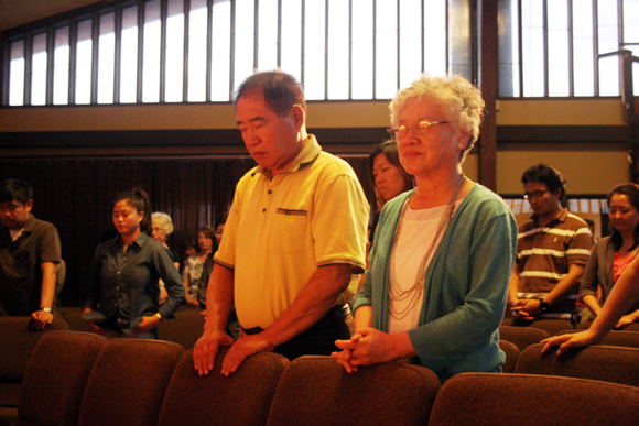 지난 8월 10일 시애틀 퀘스트교회에서 진행된 케네스 배 송환 기도 모임에서 아들의 송환을 위해 기도하는 아버지 배성서(70)씨와 어머니 배명희(67)씨