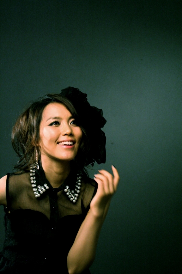 한국의 머라이어 캐리라 불리며 대중에게도 사랑을 받는 소향이 최근 디지털 싱글 앨범 'Brand New'를 발매해 '하늘을 날다'는 곡을 선보였다.