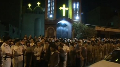 지난 20일 총격이 발생한 이집트 동정녀마리아교회(Virgin Mary Church) 근처에 주민들이 모여 있다.