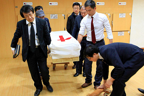 김해성 목사(왼쪽)가 장례식을 집례한 후 선두에서 운구에도 나서고 있다. ⓒ지구촌사랑나눔 제공