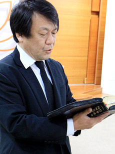 김해성 목사가 장례식에서 설교하고 있다.
