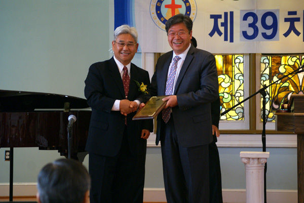 김범수 목사(왼쪽)가 차용호 목사에게 감사패를 전달했다.