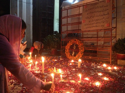 지난 9월 22일 파키스탄 페샤와르의 올세인트 성공회 교회에서 발생한 폭탄 테러 희생자들을 추모하고 있다. ⓒ월드와치모니터