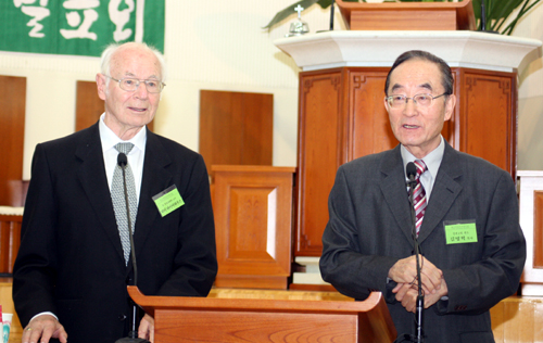 피터 바이어하우스 박사(왼쪽)가 강연을 전하고 있다. 한복협 회장 김명혁 목사(오른쪽)가 통역을 맡았다. ⓒ신태진 기자