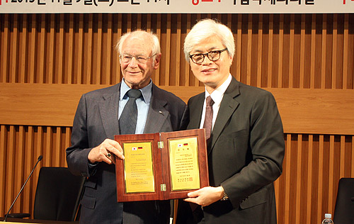 한국신학회 정상운 회장(오른쪽)이 바이어하우스 박사에게 감사패를 전달하면서 기념촬영을 하고 있다. ⓒ이대웅 기자
