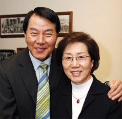 박수웅 장로(왼쪽) 부부.