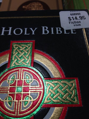 미국의 한 코스트코 매장에서 ‘소설’로 분류돼 전시된 성경. ⓒ칼텐바흐 목사 트위터